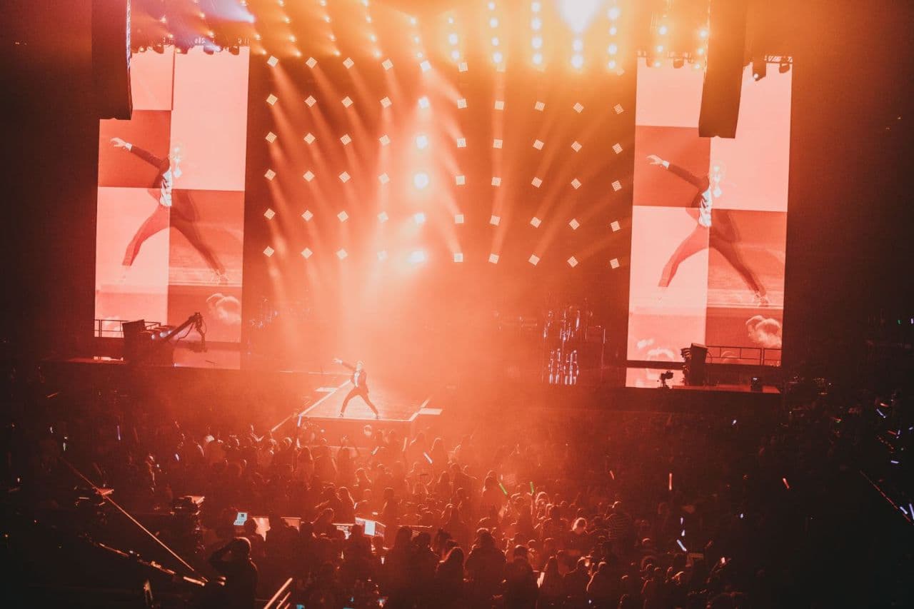 El número que presentaron los dos cantantes fue de impacto gracias a las enormes pantallas y el juego de luces que los acompañó mientras cantaban su exitoso dueto.