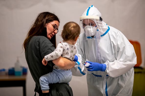 Las autoridades le piden a los padres que tomen todas las precauciones para no exponer a los menores de edad.