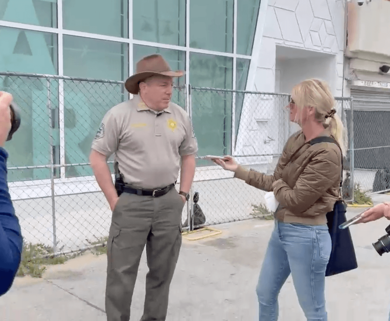 El jefe del Sheriff dijo a los periodistas que le gustaría ver el campamento de Venice Beach despejado por el feriado del 4 de julio.
