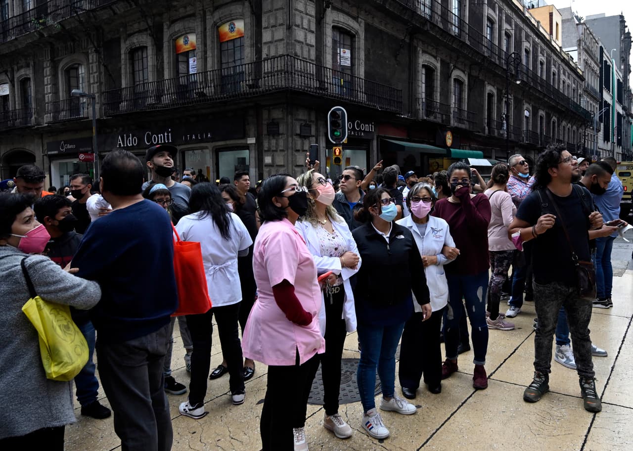 La alerta sísmica de este lunes, seguida del temblor, 
<b>sonó menos de una hora después de que millones de personas hubieran participado en un simulacro nacional</b> que se realiza cada 19 de septiembre, reporta la agencia AFP.
