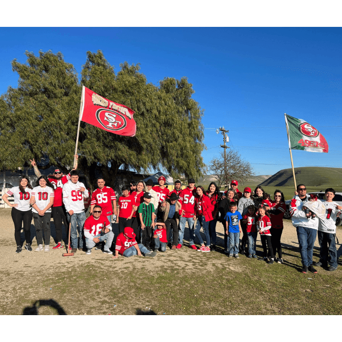 La familia Hernández apoya a los 49ers desde Greenfield, California.