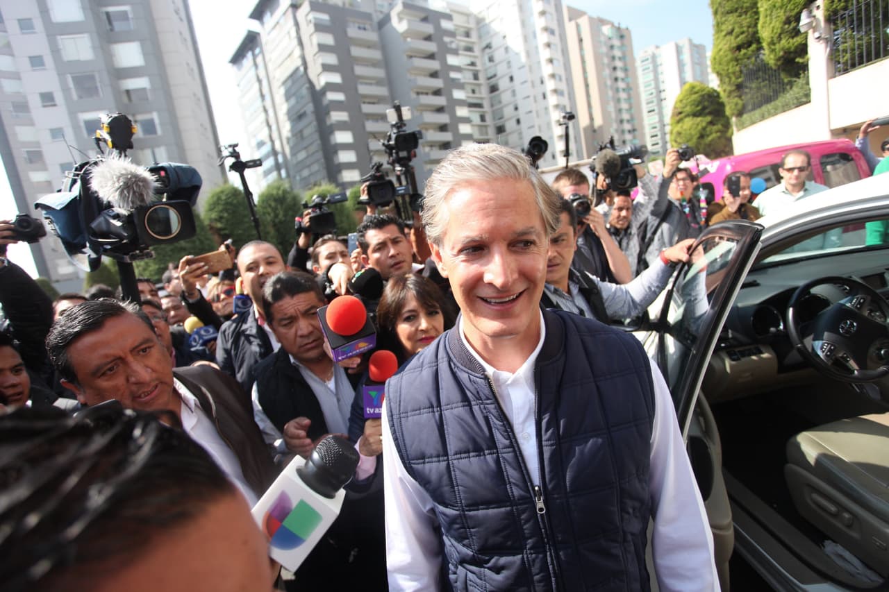 De acuerdo con el recuento rápido de las autoridades electorales, el candidato oficialista lleva la delantera por dos puntos porcentuales sobre la aspirante del izquierdista Morena, Delfina Gómez,