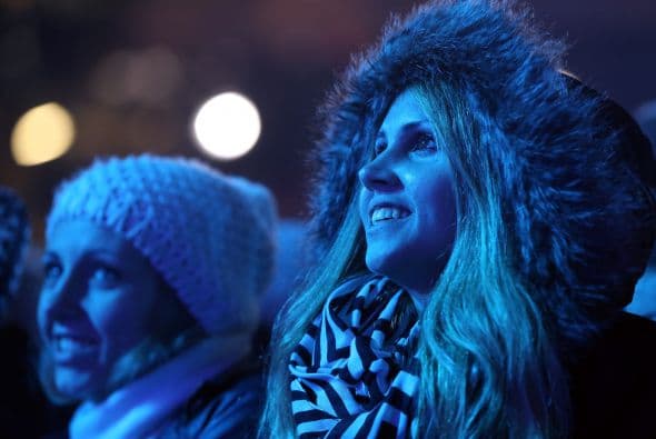 Por la noche se realizó una celebración en la Puerta de Brandenburgo. Asistieron cientos de personas.