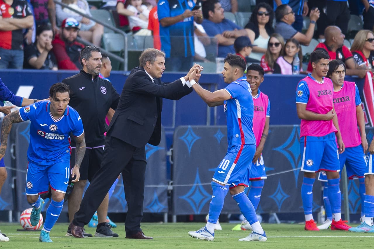 Julián Quiñones pasó de héroe a villano en cuestión de minutos, pues marcó el gol para empatar 2-2 en el tiempo reglamentario, pero voló el último cobro en los penales para darle el triunfo a Cruz Azul.