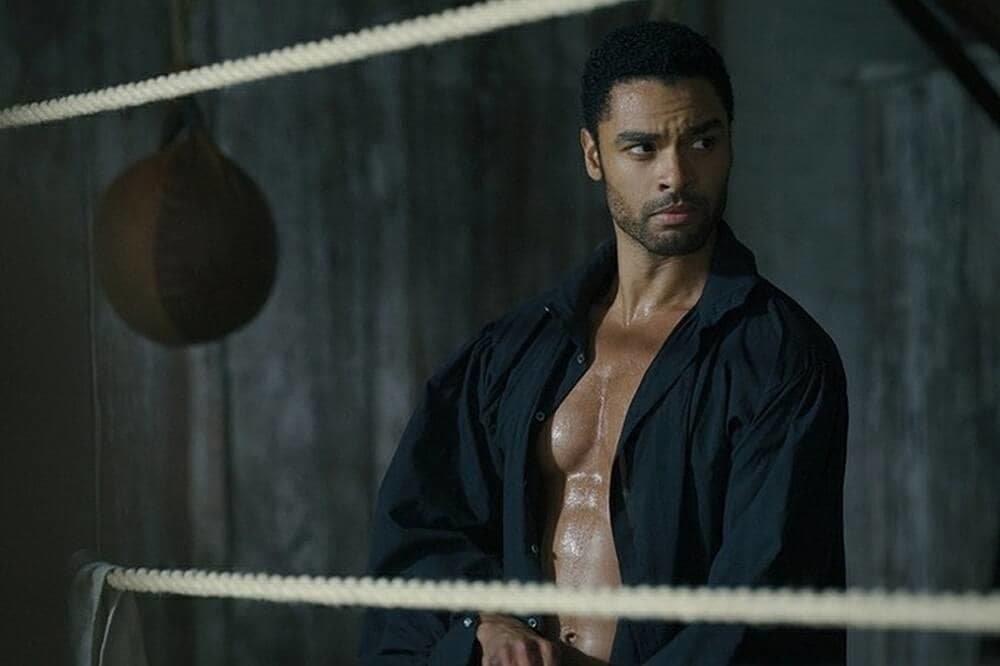 El actor inglés Regé-Jean Page interpretó al duque Simon Basset 
<br> en
<a href="https://www.univision.com/entretenimiento/cine-y-series/los-galanes-de-la-serie-bridgerton-te-robaran-el-corazon-fotos-para-deleitar-tu-pupila">'Bridgerton' para su primera temporada</a> y dejó enamorado a todo el público.
