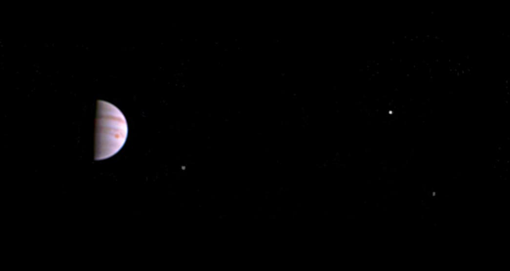 El explorador 'Juno' envía sus primeras fotografías desde la órbita de Júpiter