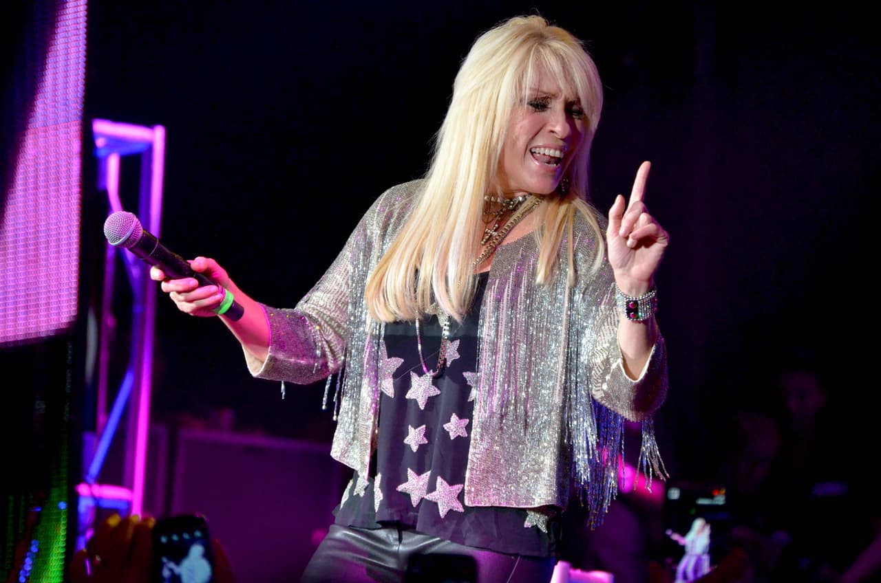 Aquel padecimiento le provocó una fuerte depresión. "Caí en una depresión porque pierdo mi voz por estar año y dos meses trabajando todos los días sin parar. Me mandó la foniatra seis meses sin hablar porque tenía yo dos tumores", dijo al programa 'Suelta la sopa'.
<br>