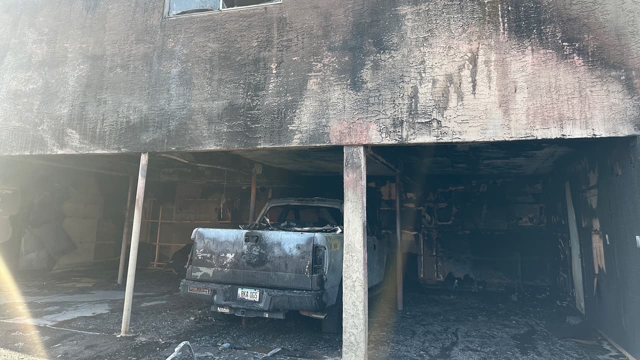 A su llegada, los equipos de bomberos declararon un incendio activo y comenzaron a tender líneas de suministro y a desplegar líneas de mano en múltiples unidades de apartamentos para atacar el incendio y buscar víctimas.