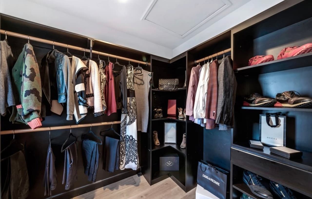 La recámara principal tiene su propio vestidor, el cual es muy espacioso.
<br>