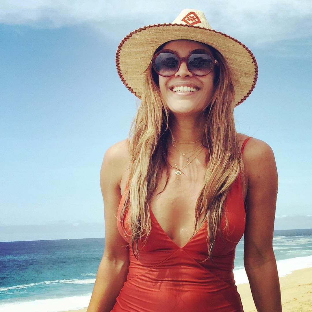 Ya sea con bañadores o bikinis, Karla luce increíble y muy fashion.