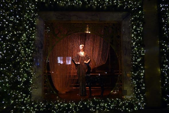 Las vitrinas navideñas de Saks FithAvenue están listas para ser admiradas por millones de visitantes. Con atuendos y accesorios lujosos que suman miles de dólares, las vitrinas se han convertido en un ícono de Nueva York. Mark Briggs, Jefe de Marketing y creativo para Saks Fifth Avenue, dijo en un comunicado que este año se han incorporado elementos nuevos , por lo que es una experiencia como ninguna otra ... una experiencia para recordar."