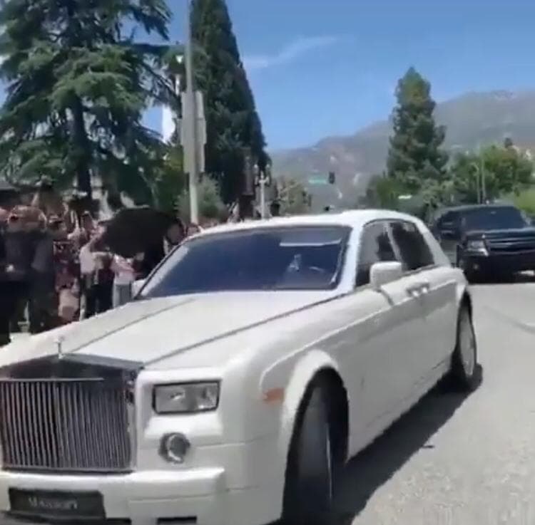 En este automóvil de lujo Rolls Royce arribó la novia alrededor de las 13:35 horas, quien en su camino escuchó el tema 'Chapel of love'.