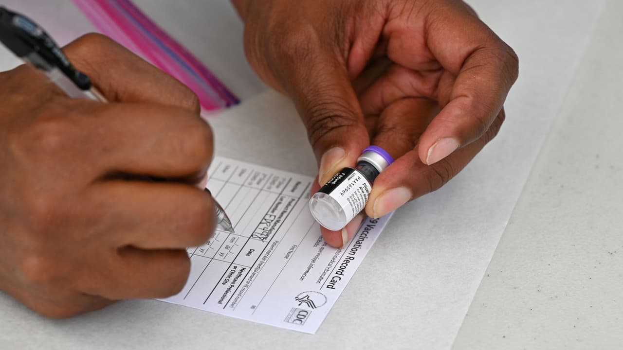 Las consecuencias que puede enfrentar quien falsifique la tarjeta de vacunación contra el coronavirus en California