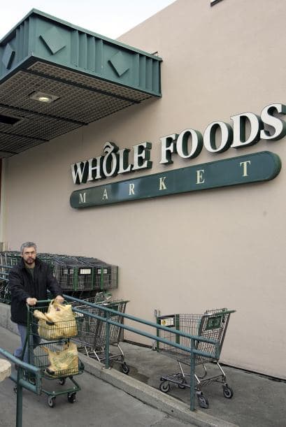 "'Nosotros contratamos por actitud y entrenamos por habilidades', ese es nuestro lema. Si podemos encontrar a los candidatos con fuertes habilidades de servicio al cliente y con mucha energía, si están interesados en la industria de los alimentos orgánicos y naturales entonces son perfectos para nosotros. Podemos entrenar sus habilidades más tarde", dijo Janet Lapaire, miembro del equipo coordinador de servicios de mercado de Whole Foods Market.