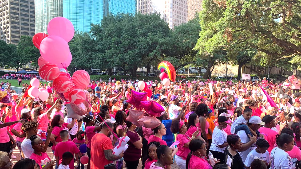 Unas 3,000 personas que vestían prendas color rosa, el color favorito de Maleah, llegaron hasta las afueras de la alcaldía de Houston para honrar a la pequeña y pedir que se haga justicia.