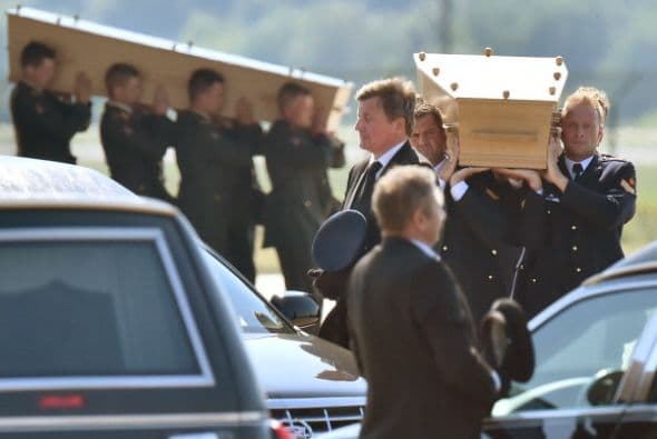 Holanda recibió con honores militares los primeros féretros con las víctimas del vuelo MH17. Están en duelo.