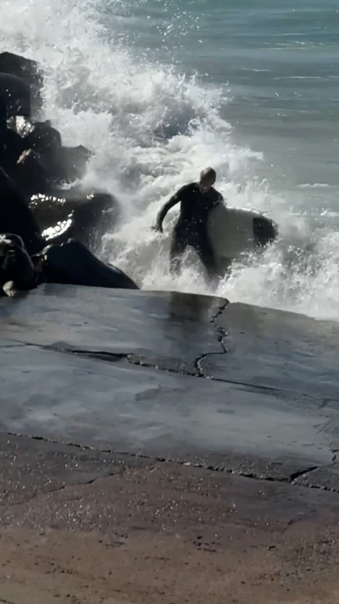 ¡Contra las rocas! Surfista de 75 años queda inconsciente al ser lanzado por las olas en una playa de California