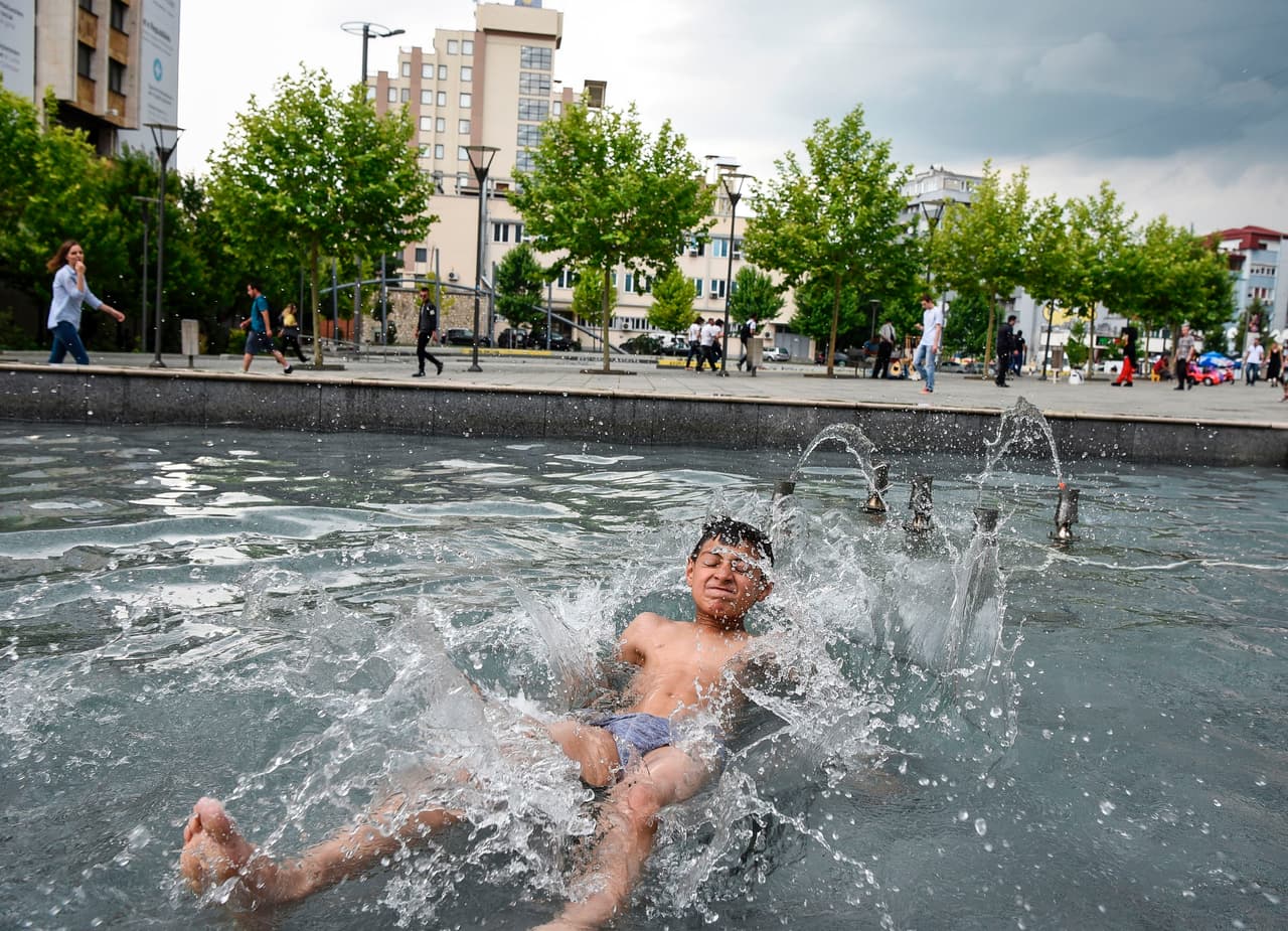 Para que un ser humano sobreviva necesita mantener una temperatura corporal de en torno a 36 o 37 grados centígrados. En Kosovo, los niños también se tiran al agua en las fuentes de los parques para soportar el calor y divertirse un poco.