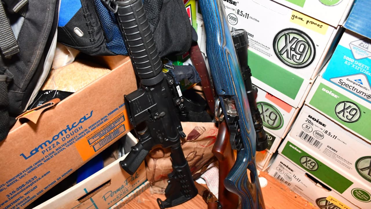 El arsenal decomisado en la vivienda del sospechoso incluía escopetas, rifles y fusiles de asalto con miras telescópicas.