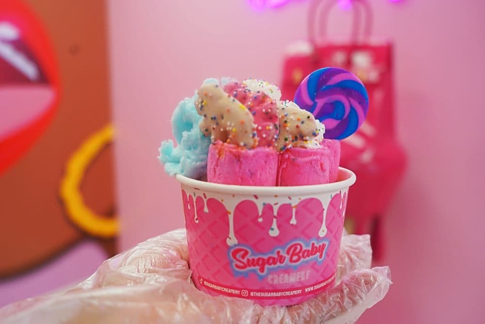 <b>Sugar Baby Creamery</b>
<br>Teléfono: (404) 254-4232
<br>Sitio web: 
<a href="https://sugarbabycreamery.com/">https://sugarbabycreamery.com/</a> 
<br>
<a href="https://goo.gl/maps/dDR8stngfFYeBWE77"><b>Cómo llegar</b></a>
<br>
<br>En internet se promocionan así: “Sugar Baby Creamery es una tienda de helados que vende helados enrollados, batidos, helados suaves y postres de carnaval como Fried Oreos. El diseño de la tienda de Sugar Baby Creamery también incluye un mini Museo Selfie con una infame estética de "Sugar Daddy" para tomar fotografías y tener una experiencia inolvidable”