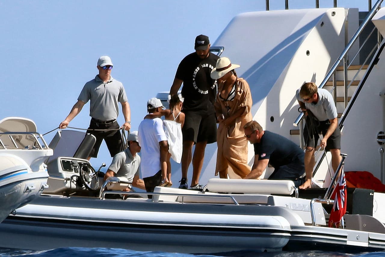 Beyoncé, Jay Z y Blue Ivy siguen gozando de sus vacaciones veraniegas.