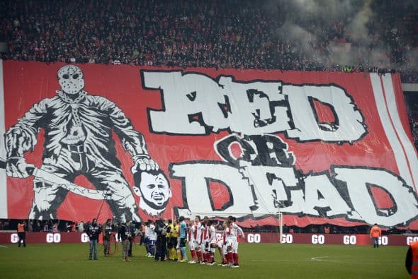 Buscan a los responsables de la manta de un futbolista 'decapitado'