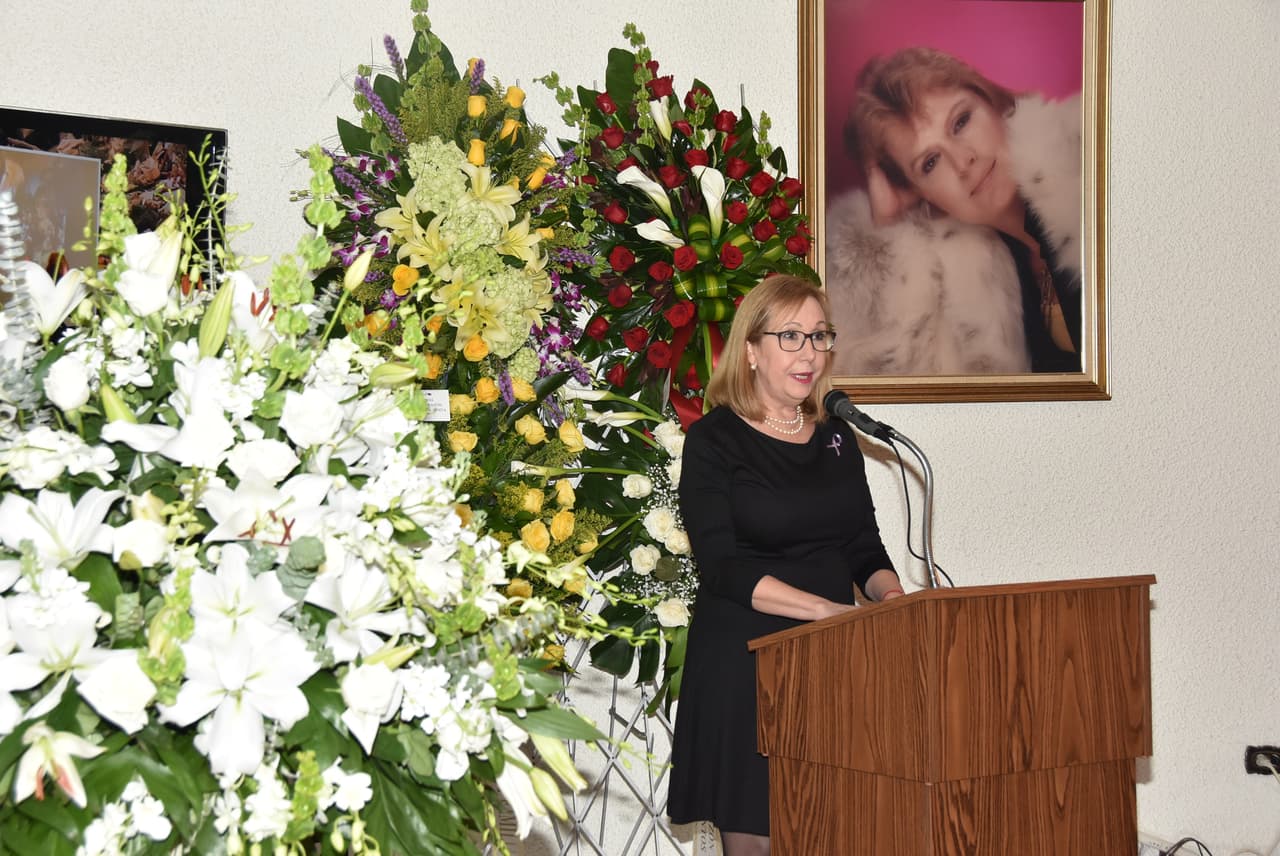Aún con su corazón abatido, Ivonne Benet, una de las cuatro sobrinas que más cerca de Walter Mercado trabajó, ha estado al frente de la despedida al hombre que identificó como un "segundo padre".