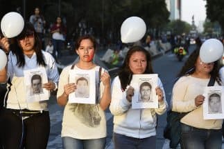 Manifestantes exigen la aparición de los 43 estudiantes desaparecidos el 26 de septiembre en Iguala, México.
