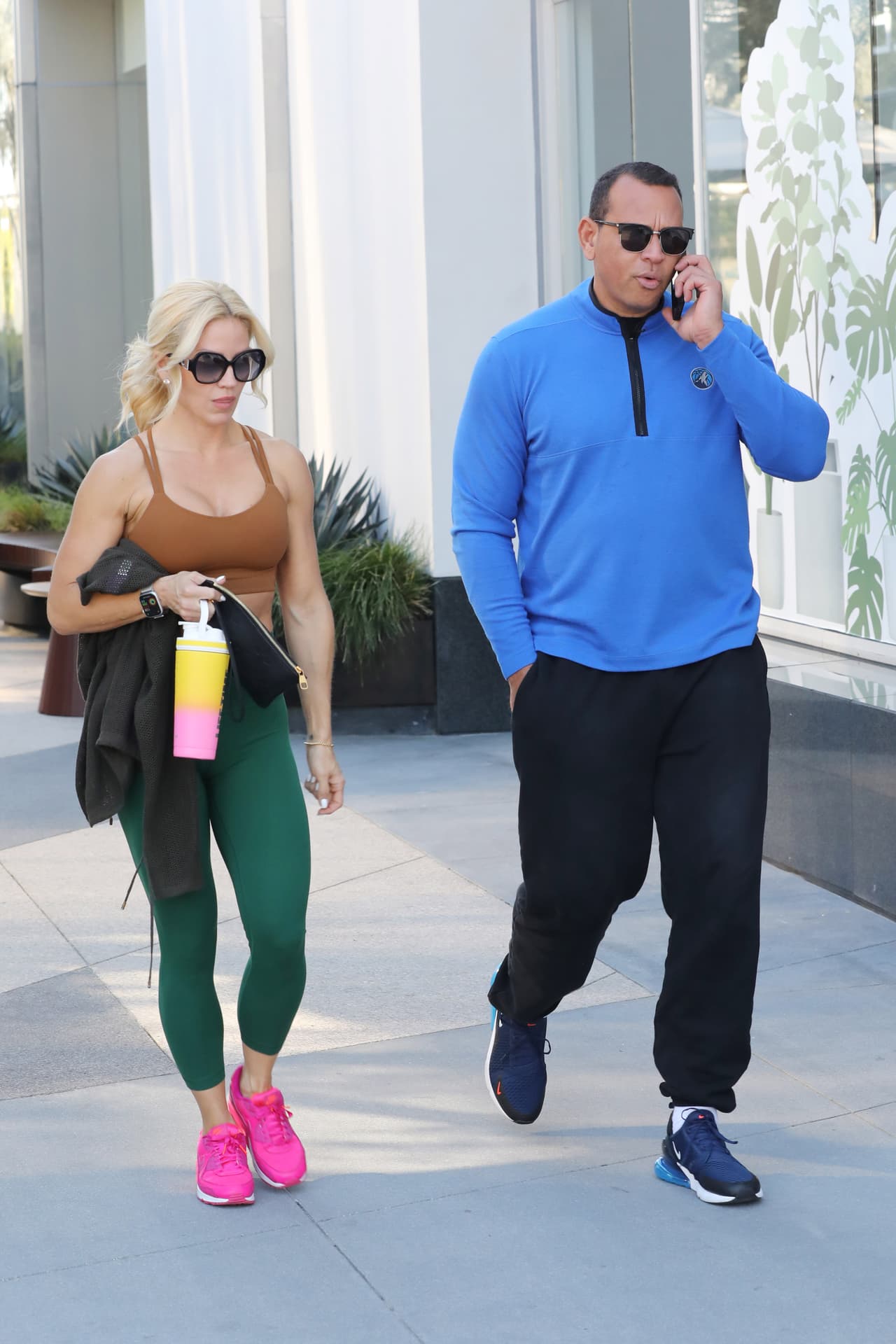 Sin embargo, un poco más tarde Alex la soltó para contestar una llamada telefónica.
<br>