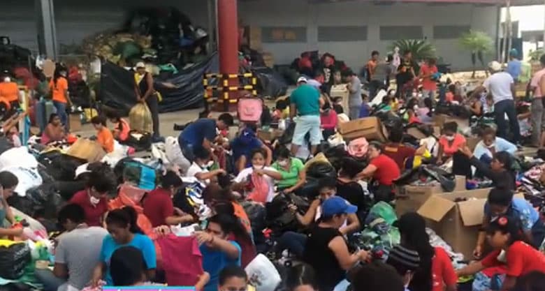 Estas son algunas imágenes compartidas por el actor desde un centro de acopio. Danilo ha hecho un llamado a sus compatriotas para que se sumen a los cuerpos de auxilio.