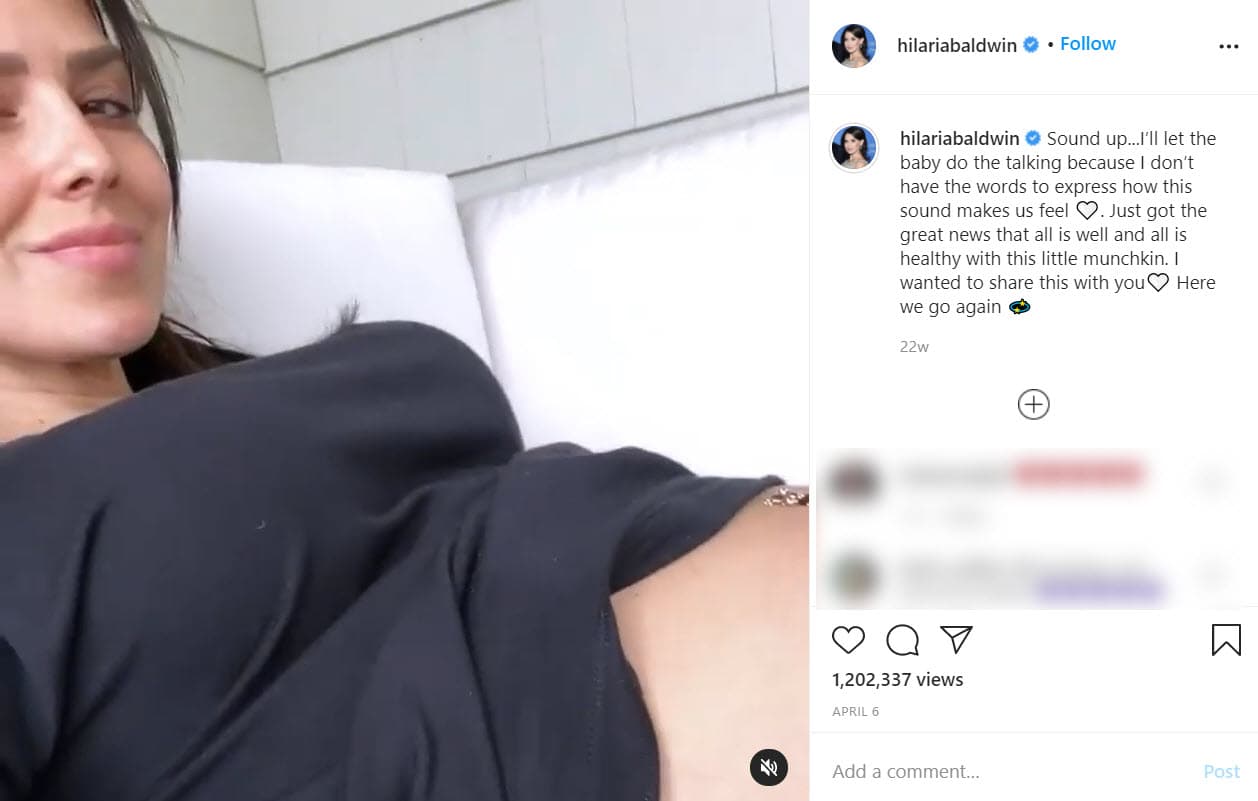 Con este video donde se escuchan los latidos del corazón de su hijo escribió: "Sonido...
<b><a href="https://www.univision.com/famosos/4-meses-despues-de-su-segundo-aborto-la-esposa-de-alec-baldwin-deja-saber-que-esperan-su-quinto-hijo-video">Dejaré que el bebé hable</a></b> porque no tengo las palabras para expresar cómo nos hace sentir este sonido".
<br>