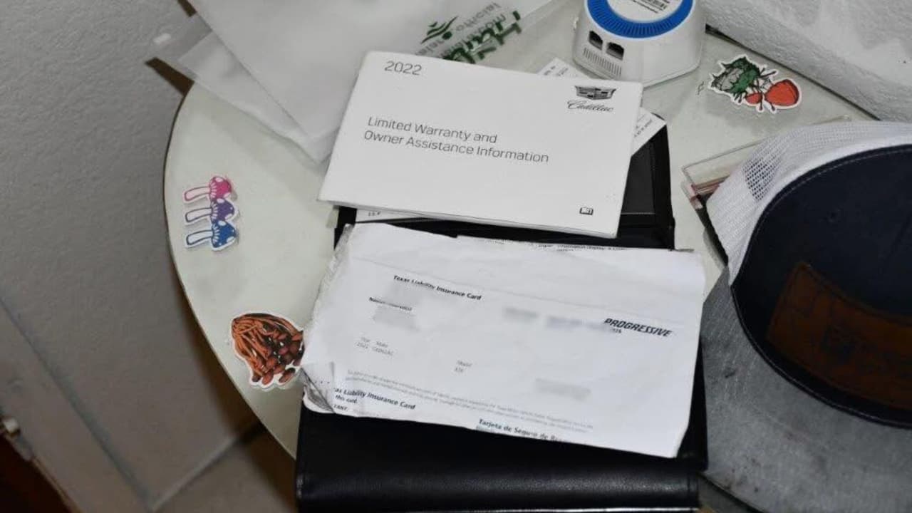 Lo que comenzó como una
<b>carta sospechosa por la compra de un Cadillac XT6</b> terminó destapando un complejo
<b> esquema de fraude de identidad en el condado de Bexar.</b>
<br>
<br>Un residente denunció el 28 de noviembre de 2025 que había recibido una felicitación por una compra que nunca realizó, lo que permitió a los agentes detectar que el vehículo estaba
<b> ligado a Jeremy Saunders, un hombre con historial por delitos similares.</b>