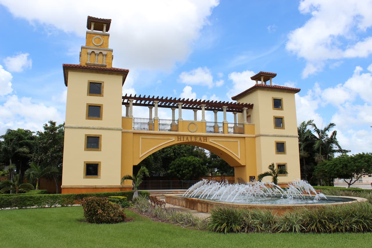 En estudio realizado por
<a href="https://cms.uvn.io/manage/content/edit.jsp?typeId=8bef3534-a8b9-3d63-8ef0-f2da41b84783&id=00000171-7570-d2fe-a5f5-7d78d2d50001" target="_blank">SmartAsset</a> la primera semana de abril, demuestra que Hialeah es la sexta ciudad de Estados Unidos, en donde menos cantidad de personas pueden trabajar desde su casa, durante la emergencia del 
<a href="https://www.univision.com/local/miami-wltv/aumentan-a-9-008-los-casos-de-coronavirus-en-florida-en-miami-dade-hay-2-886-contagiados">coronavirus.</a>. 
<br>