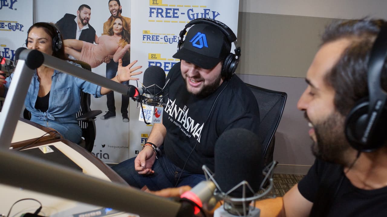 Sin pelos ni tapujos, El Fantasma se metió al Free-guey show y hasta acabó con la piñata de La Bronca.