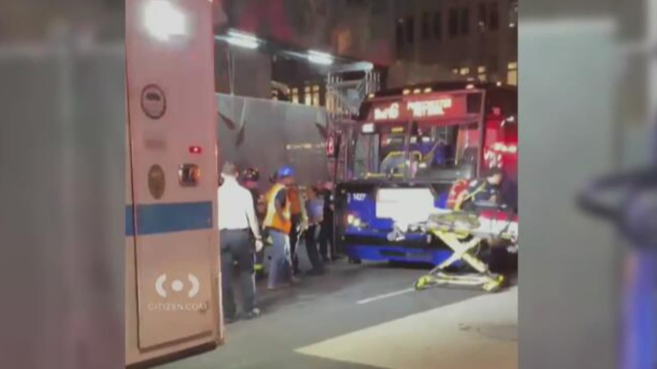Grúa de construcción cae sobre carril y choca a autobús del MTA en Manhattan