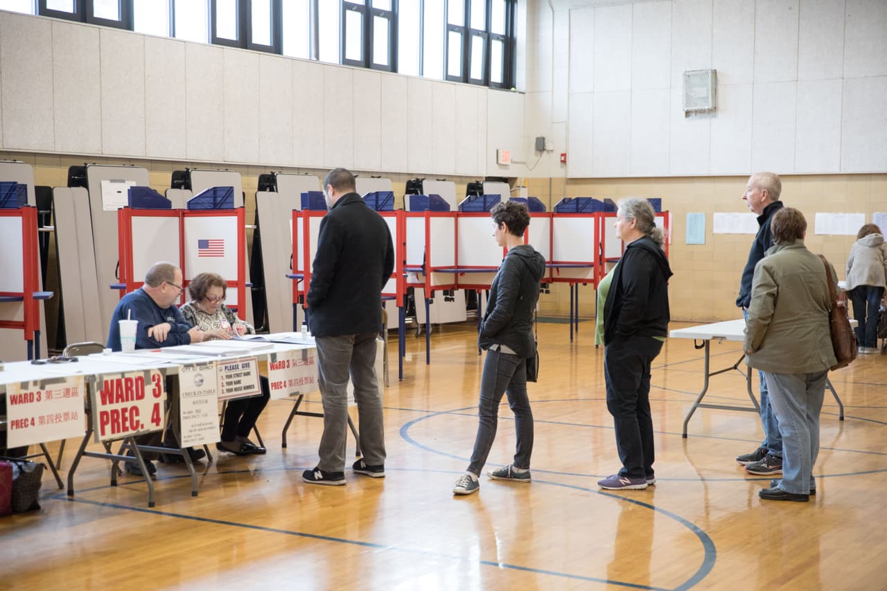 Una fila de votantes en Quincy, Massachusetts. En este estado los demócratas se disputan 91 delegados.