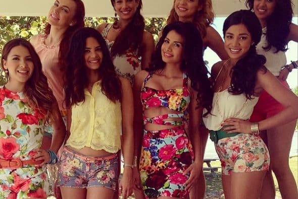 Con algunos de los talentos de Nuestra Belleza Latina, Marisela luce hermosa con un atuendo muy acorde a la temporada.  