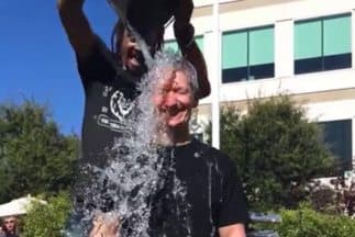 Aquí vemos a Tim Cook empapado, cumpliendo el reto. (Imagen tomada del video que circula en redes sociales).