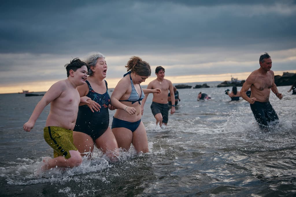 El Coney Island Polar Bear Club, organizador del evento, coordinó la entrada escalonada de los participantes al agua para garantizar la seguridad.
