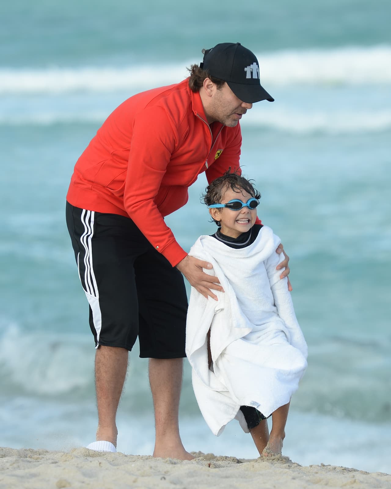 "El niño ya cumplió 13 años y la niña ya cumplió 15, entonces sí duele bastante, 
<b><a href="https://www.youtube.com/watch?v=AXplDbTZv4g" target="_blank">me da mucho coraje</a> perder el tiempo</b> porque no sabemos qué pueda pasar mañana, se va uno y ya se fue la vida", contó en entrevista con la periodista Pati Chapoy.
<br>