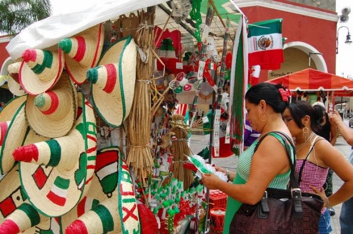 Matracas, sombreros y máscaras de luchadores son algunos de los objetos que los verdaderos apasionados del TRI no deben olvidar cuando apoyan a la selección desde la tribuna.