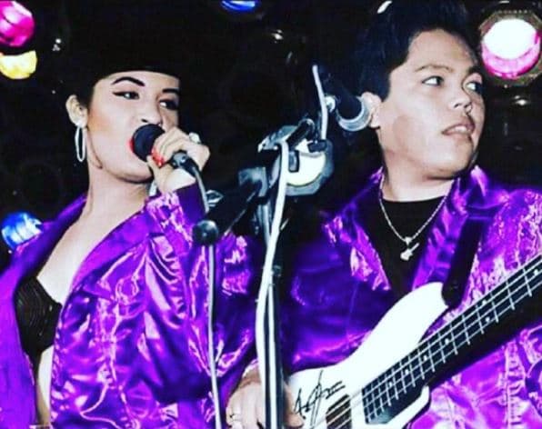 Selena y Los Dinos entran en la adolescencia participando en diversos shows de televisión y radio hasta que su vida cambia en 1989, cuando surge el sello latino EMI y su presidente ve una de las actuaciones de Selena en vivo, inmediatamente la contrata.