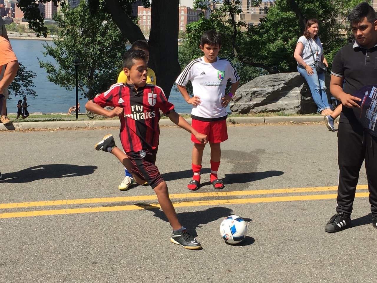 Los niños demostraron sus habilidades con el balón