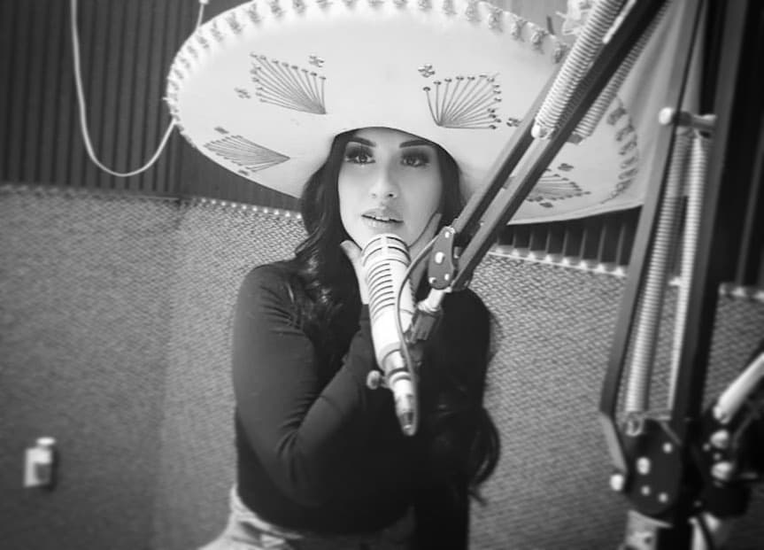 Vive en Estados Unidos, pero es orgullosamente mexicana. En su cuenta de Instagram ya tiene más de 130 mil seguidores, dónde comparte fotos y videos de su vida diaria.