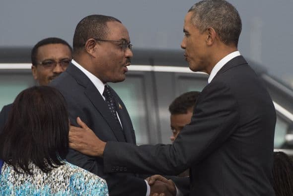 Obama saluda al primer ministro etíope Hailemariam Desalegn.