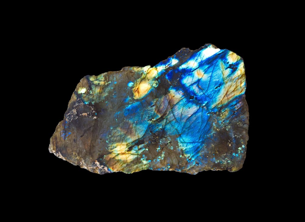 Además hay quienes usan labradorita para sentir una conexión esotérica con el campo psíquico, estimulando su intuición y conexión con 'otras vidas'. Al disipar miedos y brindar una mente más clara, de igual forma se puede usar para dormir mejor y recordar un poco mejor tus sueños.