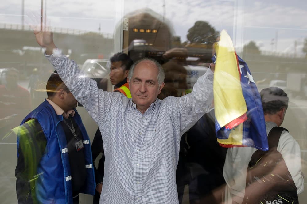 El opositor venezolano Antonio Ledezma se escapa de su arresto domiciliario y huye a Colombia 