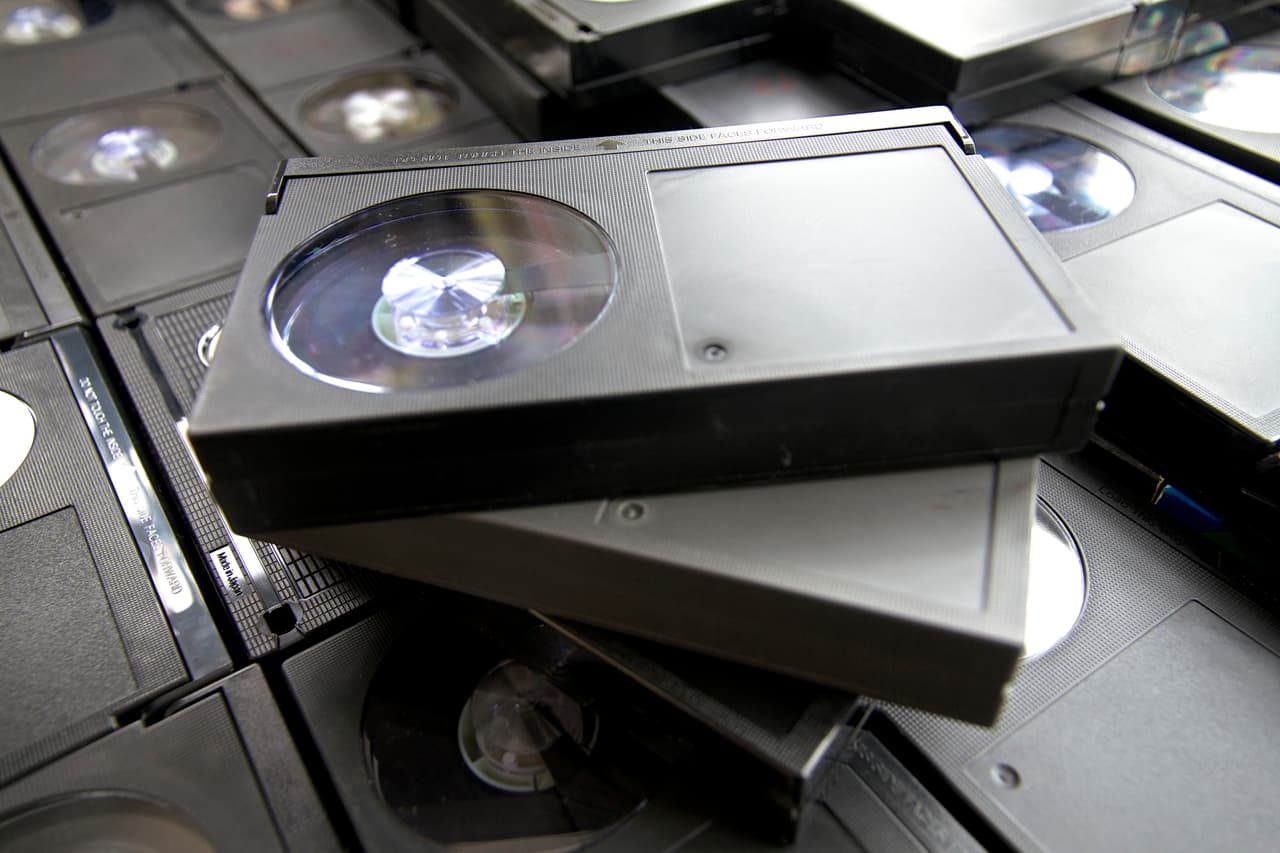 <b>Betamax y VHS.</b> En 1975 Sony lanzó un sistema de vídeo analógico doméstico que permitía grabar programas de televisión mientras los usuarios podían ver otro canal al mismo tiempo: el Betamax. Al año siguiente JVC comenzó a producir un sistema similar, con una cinta un poco más grande que ofrecía mayor calidad, el VHS. Así se dio la guerra de las videocaseteras, una pugna por conquistar los hogares del mundo que duró más de una década y revolucionó la industria del entretenimiento al permitir que no fuera necesario salir de casa para ver una película. Finalmente el VHS se impuso en el mercado y fue muy popular hasta la llegada del video digital a finales del siglo XX.