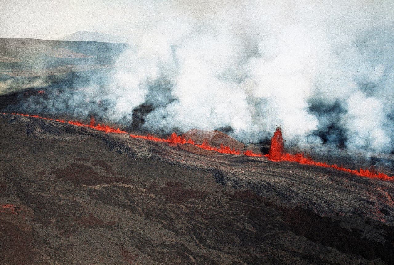 <b>16 -Mauna Loa, Hawaii. </b>Es uno de los cinco volcanes que forman la isla de Hawaii. A pesar de que su hermano el Kialuea ha capturado las más recientes noticias, el Mauna Loa es el volcán más activo del planeta habiendo explotado 33 veces. En abril pasado se registraron algunos temblores que hicieron que los científicos pusieran los ojos sobre él.
