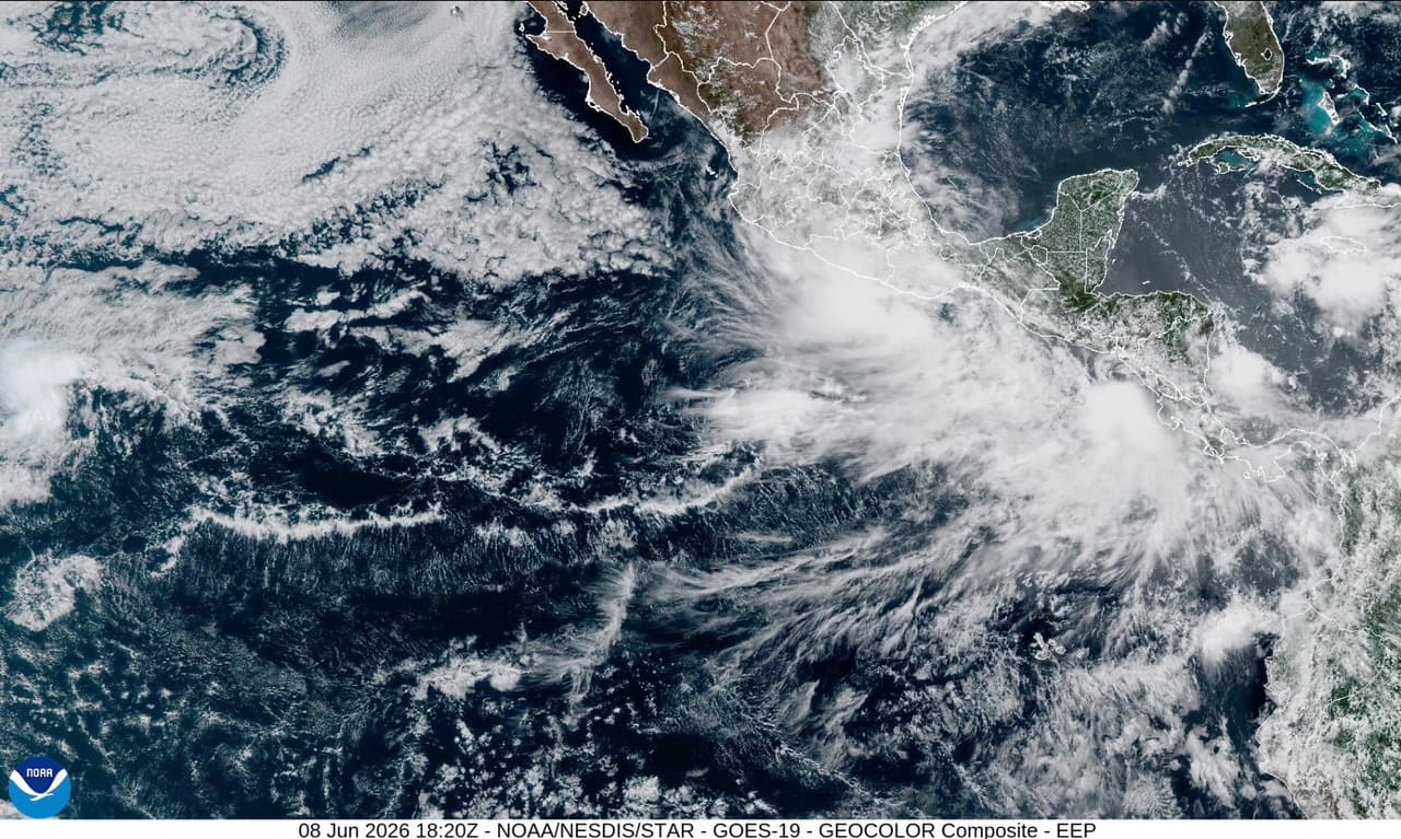 En esta imagen satelital difundida por la NOAA, la tormenta tropical Christina se forma en el océano Pacífico, frente a las costas de Nicaragua, el lunes 8 de junio de 2026. (NOAA vía AP)